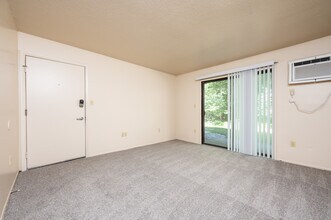 West Wind Apartments in Fort Wayne, IN - Building Photo - Interior Photo
