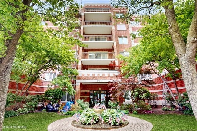 5000 Oakton St, Unit 201 in Skokie, IL - Foto de edificio - Building Photo