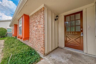 5711 Braesvalley Dr in Houston, TX - Foto de edificio - Building Photo