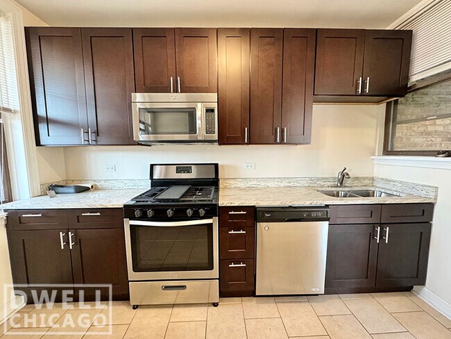 2432 N Milwaukee Ave, Unit 2 in Chicago, IL - Building Photo - Building Photo