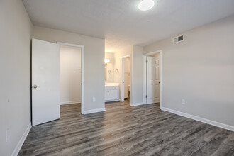 Castle Creek Apartments in Decatur, GA - Building Photo - Interior Photo