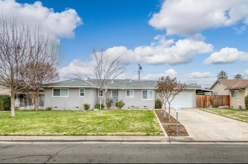 5641 E Austin Way in Fresno, CA - Building Photo