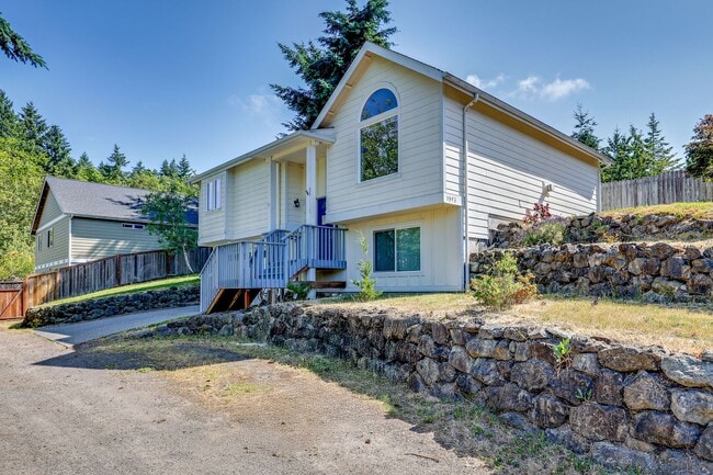 1373 NE Gilmax Ln in Poulsbo, WA - Building Photo - Building Photo