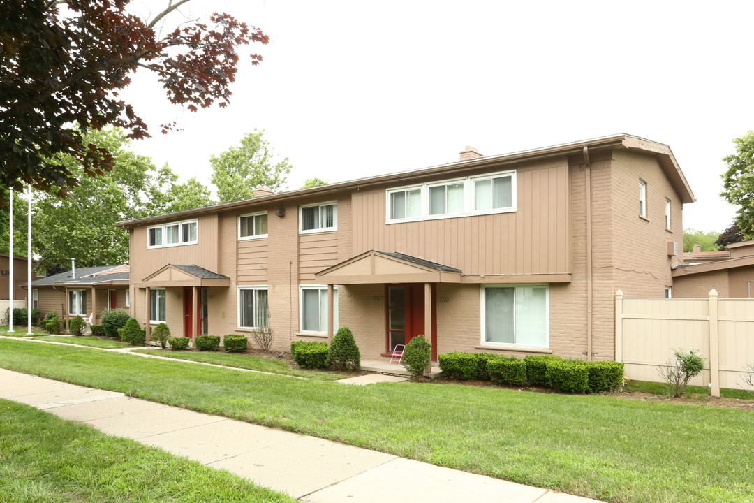 Village Grove Apartments in Ypsilanti, MI - Building Photo