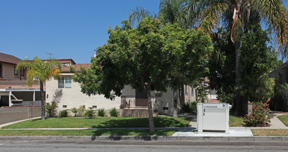 533 E Elmwood Ave in Burbank, CA - Building Photo - Building Photo