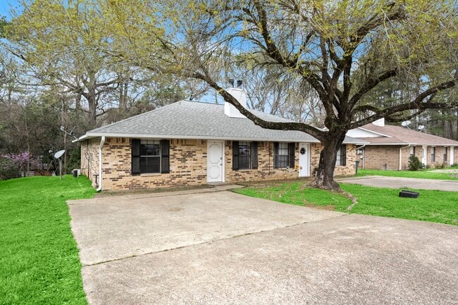 property at 3004 Manor Ln