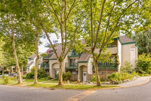 415 Ginger Dr in New Westminster, BC - Building Photo