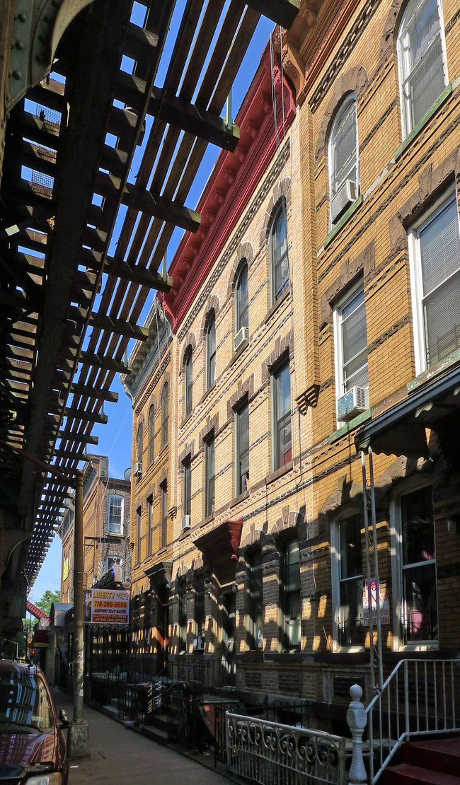 1815 Palmetto St in Ridgewood, NY - Foto de edificio - Building Photo