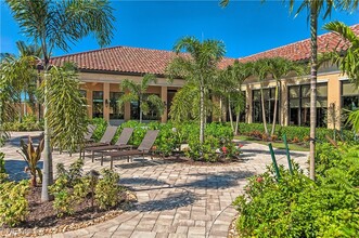 28128 Foxrock Ct in Bonita Springs, FL - Foto de edificio - Building Photo