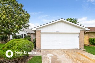 4922 Crestway Dr in La Porte, TX - Building Photo