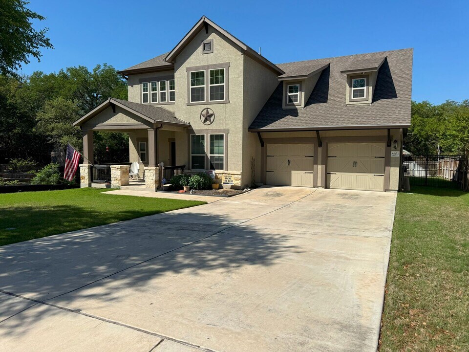 8603 Phoenix Ave in Universal City, TX - Building Photo