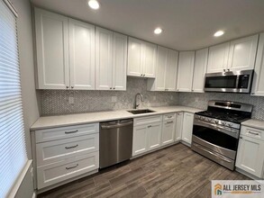 14 Pheasant Run in Edison, NJ - Building Photo - Building Photo