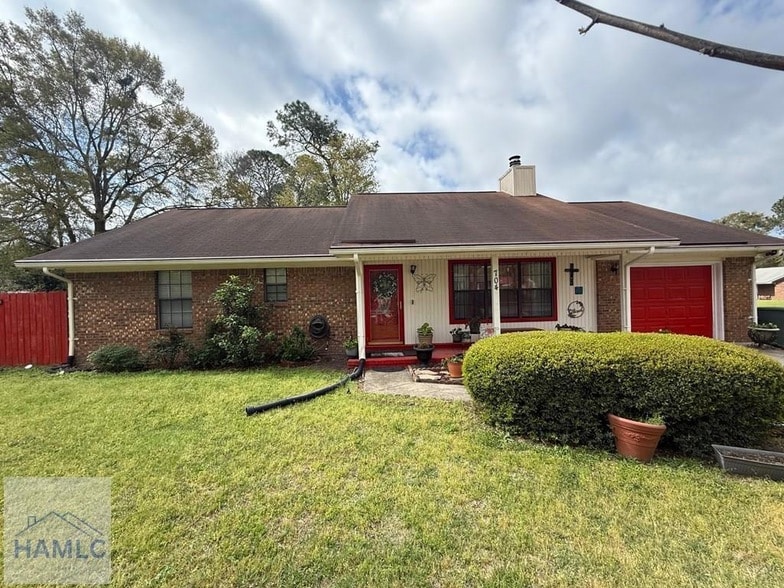 704 Olive St in Hinesville, GA - Building Photo