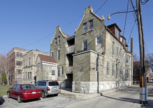 Cedar Flats in Milwaukee, WI - Foto de edificio - Building Photo