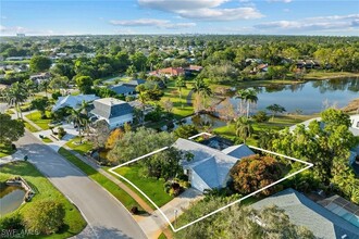2213 Royal Ln in Naples, FL - Foto de edificio - Building Photo