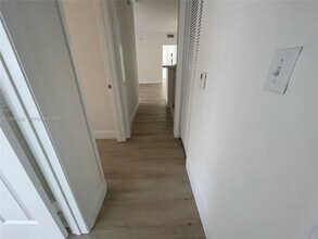 6821 SW 44th St in Miami, FL - Building Photo - Building Photo