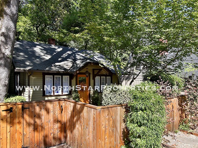 4260 South Shore Blvd in Lake Oswego, OR - Foto de edificio