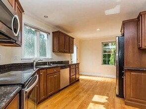 37 Hiawatha Ave in Waltham, MA - Foto de edificio - Building Photo