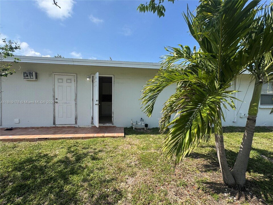 1325 SE 22nd Ave-Unit -1 in Pompano Beach, FL - Foto de edificio