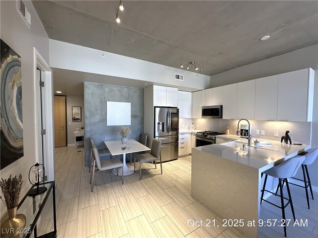 353 E Bonneville Ave in Las Vegas, NV - Foto de edificio - Building Photo