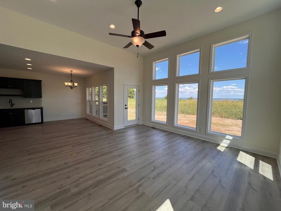 8641 Sandy Beach Ln in King George, VA - Building Photo