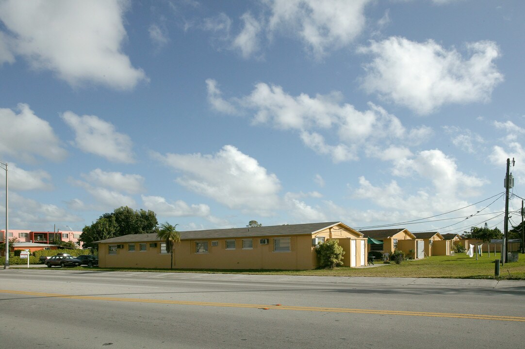 10 E 38th St in Hialeah, FL - Foto de edificio