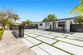 8310 SW 45th St in Miami, FL - Building Photo - Building Photo