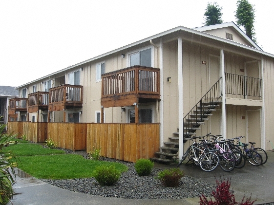 Parkway Apartments in Arcata, CA - Building Photo