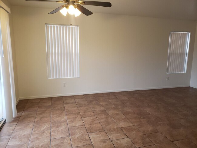 2807 The Avenue N in North Las Vegas, NV - Building Photo - Building Photo