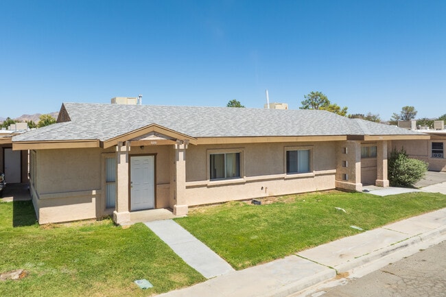 Desert Oasis Apartments in Ridgecrest, CA - Building Photo - Building Photo