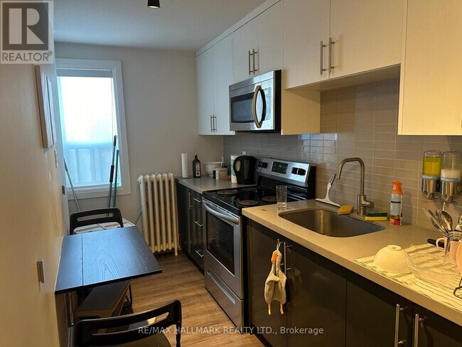 595-595 St Clair Ave W in Toronto, ON - Building Photo - Building Photo