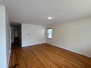 2936 W Touhy Ave, Unit 1 in Chicago, IL - Foto de edificio - Building Photo