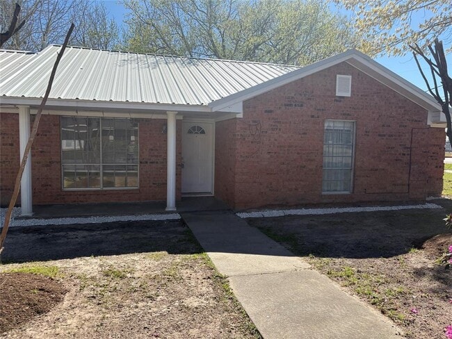 100 Bybee St in Willis, TX - Building Photo - Building Photo