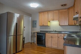4 Colonial Village Dr, Unit 4 in Arlington, MA - Foto de edificio - Building Photo