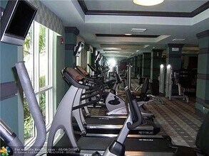 2421 NE 65th St in Fort Lauderdale, FL - Foto de edificio - Building Photo