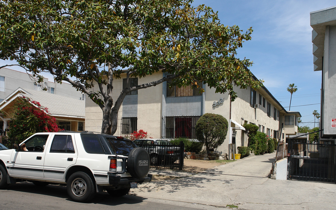 932 N Ardmore Ave in Los Angeles, CA - Building Photo