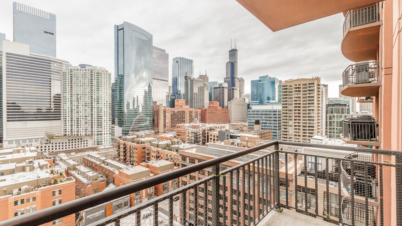 330 N Jefferson St, Unit 1502 in Chicago, IL - Building Photo