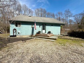 43B Old Squires Rd in Hampton Bays, NY - Building Photo
