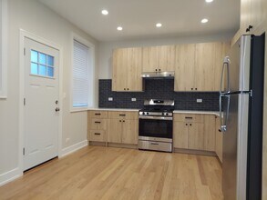 2257 W Argyle St, Unit 3 in Chicago, IL - Foto de edificio - Building Photo