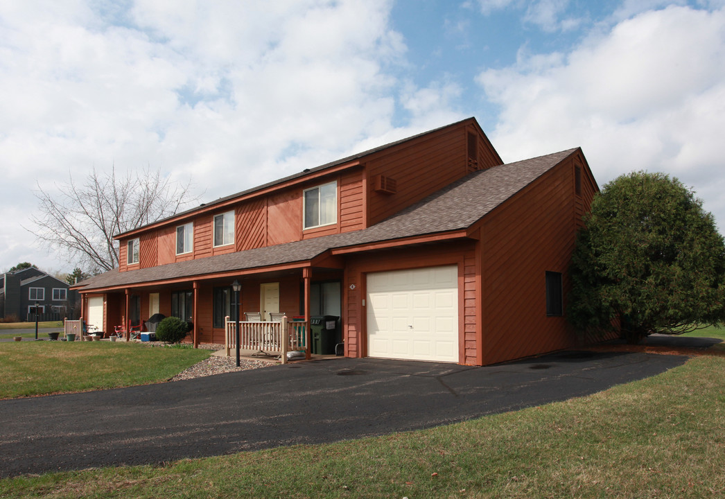 1440 Hazel Ct in Hudson, WI - Foto de edificio