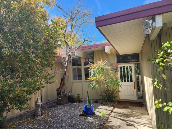 721 Las Colindas Rd in San Rafael, CA - Foto de edificio - Building Photo