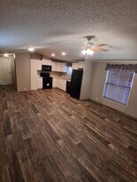 7650 US-90 in San Antonio, TX - Building Photo