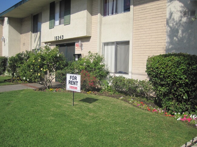 Valle Terrace Apartments in Van Nuys, CA - Building Photo - Building Photo