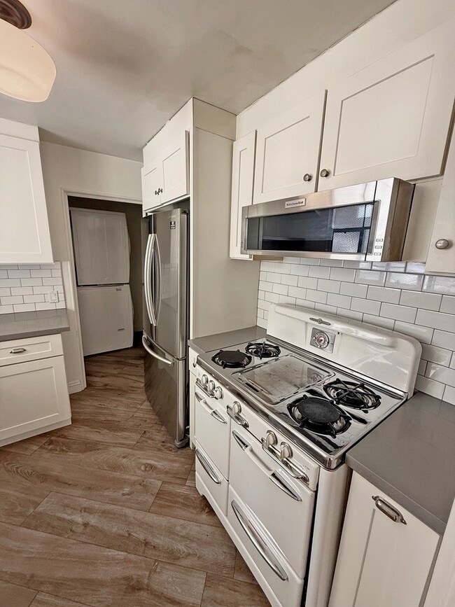 1221 N Sweetzer Ave, Unit 1227 in West Hollywood, CA - Foto de edificio - Building Photo