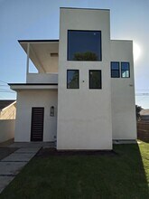 1164 E Adams Blvd in Los Angeles, CA - Foto de edificio - Building Photo