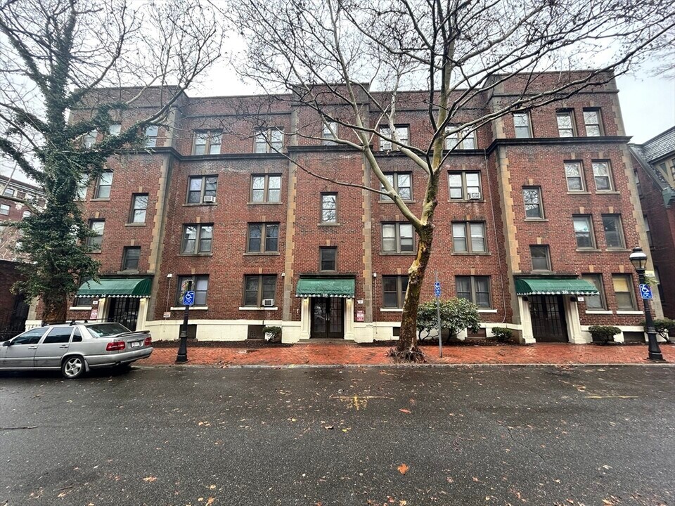 66 Mattoon St in Springfield, MA - Building Photo
