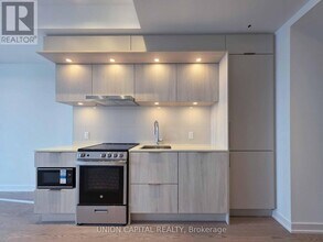 448 Burnhamthorpe Rd W in Mississauga, ON - Building Photo - Building Photo