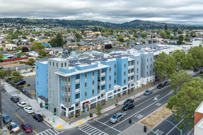 Nuevo Pacto in Oakland, CA - Foto de edificio - Building Photo