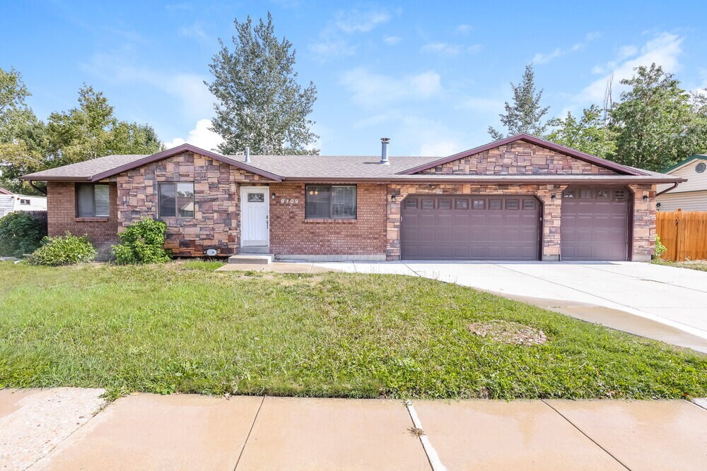 9709 E Annalyn Dr in Sandy, UT - Building Photo