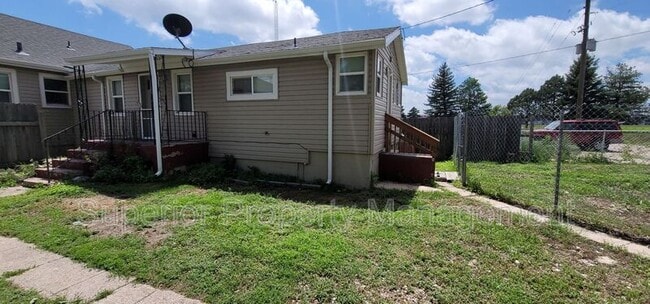 property at 206 E 5th St
